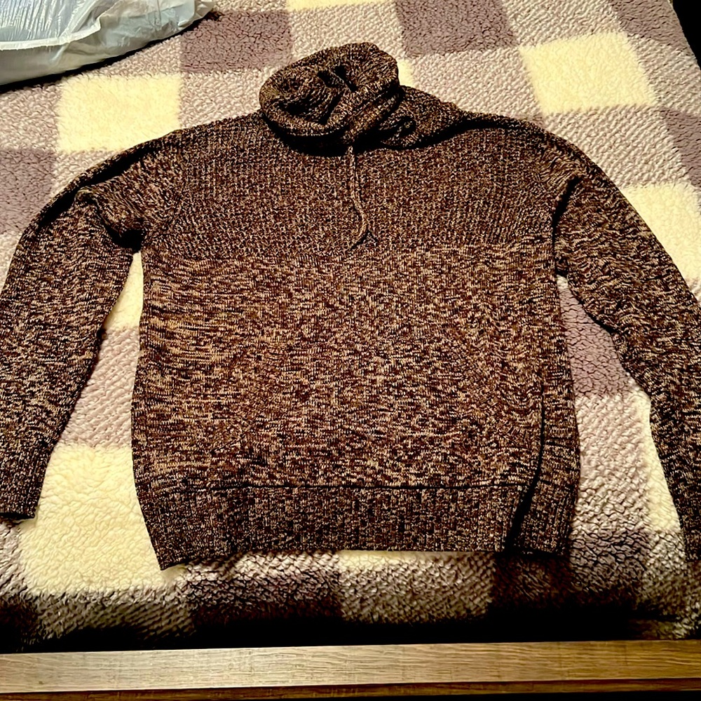 Men’s turtle neck sweater. Size is medium. Only worn once. No damage.